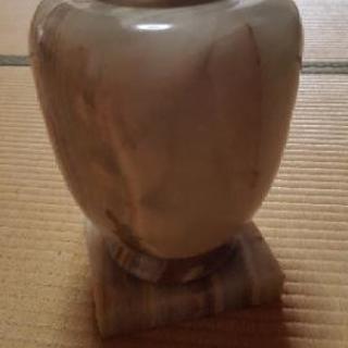 大理石の花瓶。置き台つき