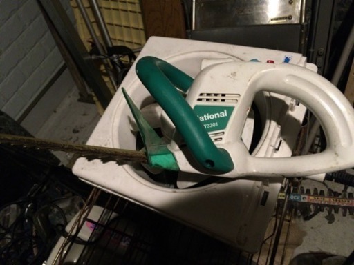 芝刈り機。芝刈り機、二台。