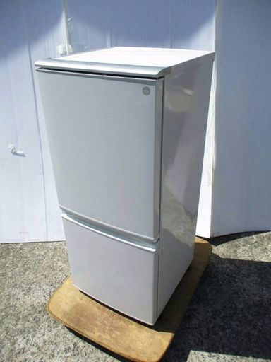 2010年式SHARPノンフロン冷凍冷蔵庫137リットルです 配達無料です