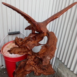木彫りの鷹の置物です。無料で差し上げます。