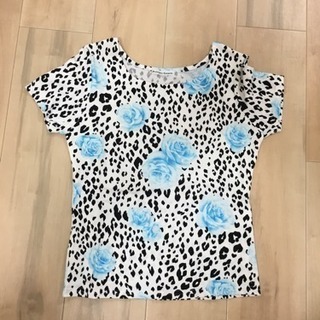 新品未使用 花柄Tシャツ