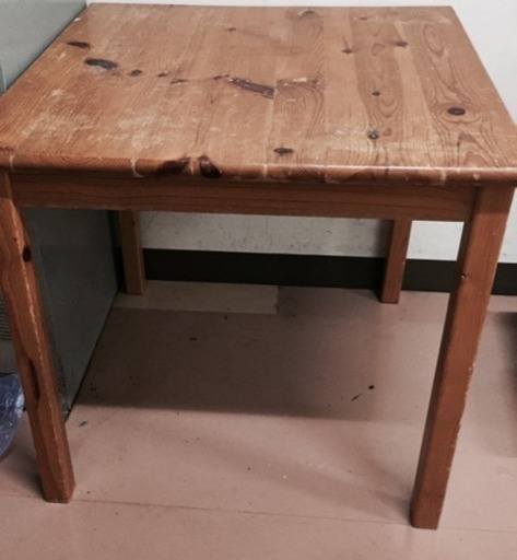 古い木のテーブル