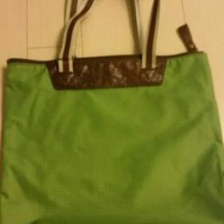 鮮やかグリーンのナイロン製バッグ
