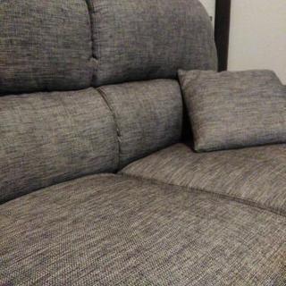 2人掛けソファ   半年前に購入したものです。