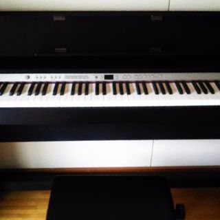 Roland電子ピアノ新品同様説明書つき、ヘットホンつき 