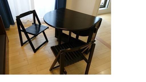 折り畳み式ダイニングテーブル　椅子4脚付き　内部収納可譲ります