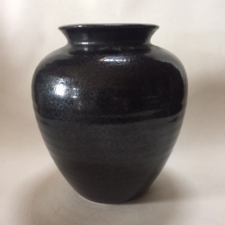 深い紺の壺型花瓶