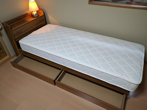 狭いスペースに置ける収納付きベッド