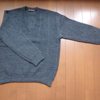 グレーの日本製Vネックセーター