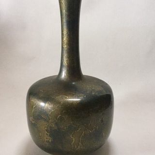 金属製の雅な花瓶