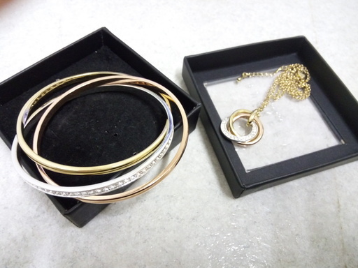 BUCKLEY LONDON の３連バングルとネックレス・セット(クリスタル石入り）(送料込）