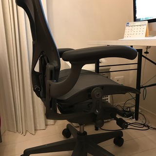 ハーマン・ミラーのアーロンリマスタード　アーロンチェア新型（引き取り限定）