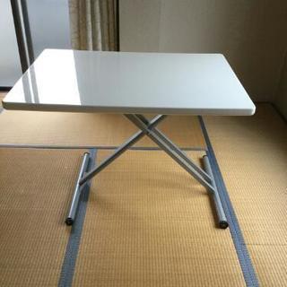高さ調節可能な白いテーブル