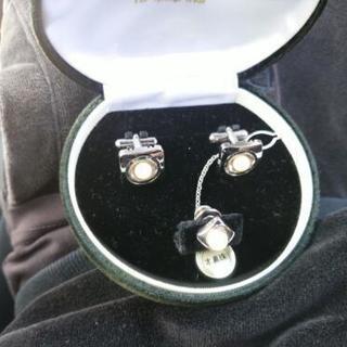 真珠のネックレスとブローチ