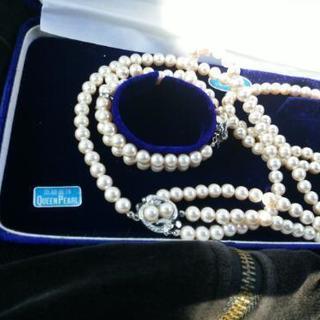 真珠のネックレスとブローチ