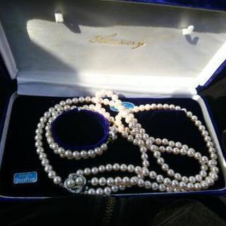 真珠のネックレスとブローチ