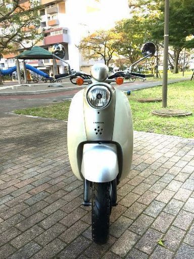 優れたエンジン。ホンダ（スクーピー）。デジタルメーター。アイドルストップシステム。後ろタイヤはほぼ新品です。フロントタイヤも良好な状態です。 水冷式オートバイ。 15681 km。