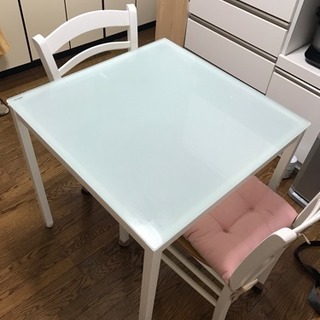 食卓用テーブルと椅子二脚