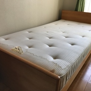 木製のシングルベッドです。