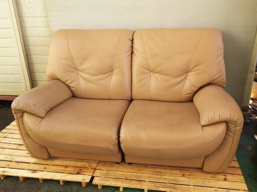 2人かけソファー【サイズ：幅150cm 奥行91cm 高さ84cm】 膝下サイズ38cm　合皮？ 革？ ベージュ系