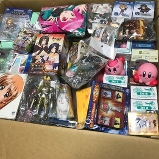 大量のフィギュアやおもちゃ