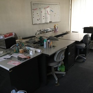 オフィス机と椅子