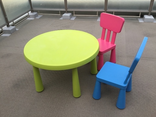 Ikeaの子供遊び用椅子 机3点セット Henry 吹田のキッズ用品 ベッド 家具 の中古あげます 譲ります ジモティーで不用品の処分 Ikeaの子供遊び用椅子 机3点セット Henry 吹田のキッズ用品 ベッド 家具 の中古あげます 譲ります ジモティーで不用品の処分