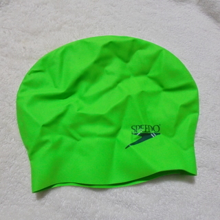 蛍光グリーンのゴムタイプの水泳帽　SPEEDです。