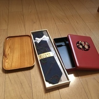大島紬のネクタイ、欅の盆、硯ケース