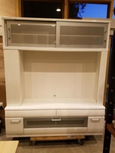 メタリック塗装鏡面仕上げのテレビボード