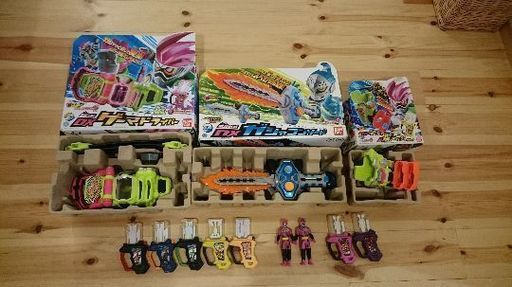 値下げ 中古DXゲーマードライバー、DXガシャコンソード、キメワザスロットホルダー、ガシャット2個食玩ガシャット5個、ソフビ2体