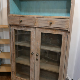 シャビーな木製ガラス扉キャビネット・本棚 アンティーク調 什器 B-COMPANY