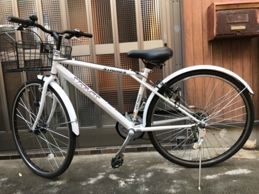 クロスバイクです。今年9月購入しました。電動自転車購入したので、お譲りします。2度乗りました。クロスバイク27インチです。ほぼ、新品に、近いと思います。