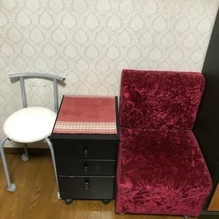 赤い椅子サイドボックス 白い椅子