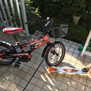 子供用自転車とキックボード