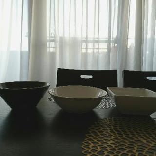 黒どんぶり鉢、白丸型深皿、白スクエア深皿