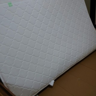 【中古】マットレスのみ(セミダブル)２台、テーブルランプ、掃除機、ピクチャーフレーム4つ