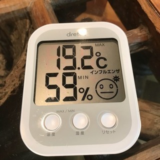 大画面のデジタル温度湿度計