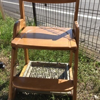 タイヤ付きの木の椅子です