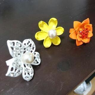 花モチーフのリング各¥150
