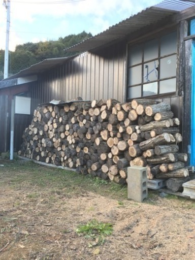 薪 薪ストーブ 主に長さ40㎝程度 積み上げ面積約5㎡ 丸太等 格安 60㎞圏内送料無料