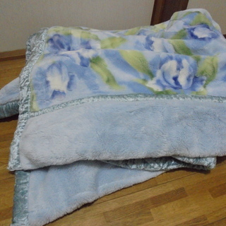 Roberta Baldiniの青い花柄の毛布　洗濯済みです。