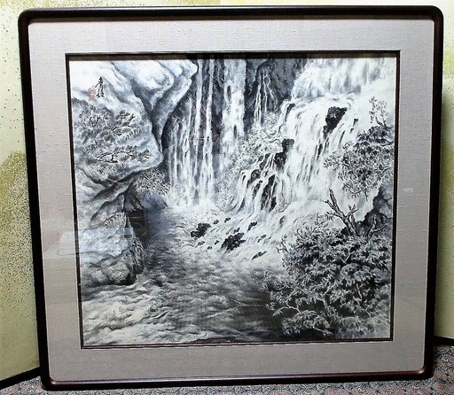 迫力　新品同様　岩上青稜　瀑布　水墨画　日本画水墨画協会会長　変12号(絵寸60×56cm、額寸77×74cm)  紙本　共シール　直筆　高級和額　材質女桑　表面アクリル　被せ箱　工芸　美術工芸品　伝統工芸品　日本画　絵画　引き取り可能な方のみでお願い致します。