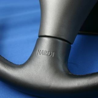 NARDI Z5 ナルディ　ゼットファイブ　ブラックレザー　ホーン付属　365mm〔N510〕