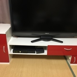 赤色のテレビ台
