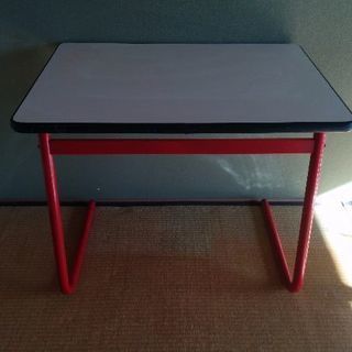 大きさのわりには軽いテーブル！