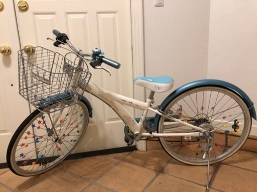 水色と白の24型自転車。子供用