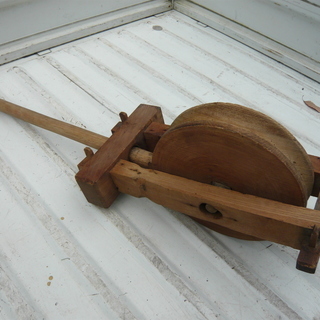 木製の滑車（井戸）