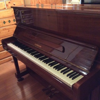 ウオールナットの綺麗なアップライトピアノ