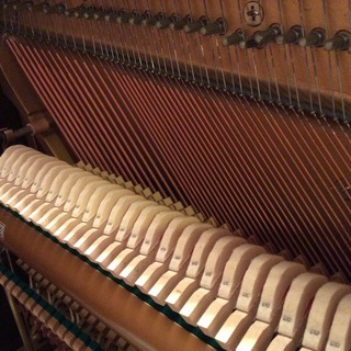 ウオールナットの綺麗なアップライトピアノ